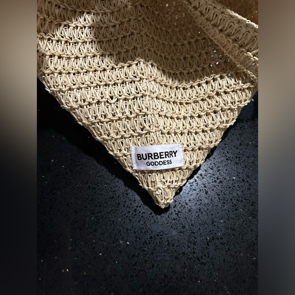 Burberry goddess limited edition straw tote bag - Picture 4 of 7